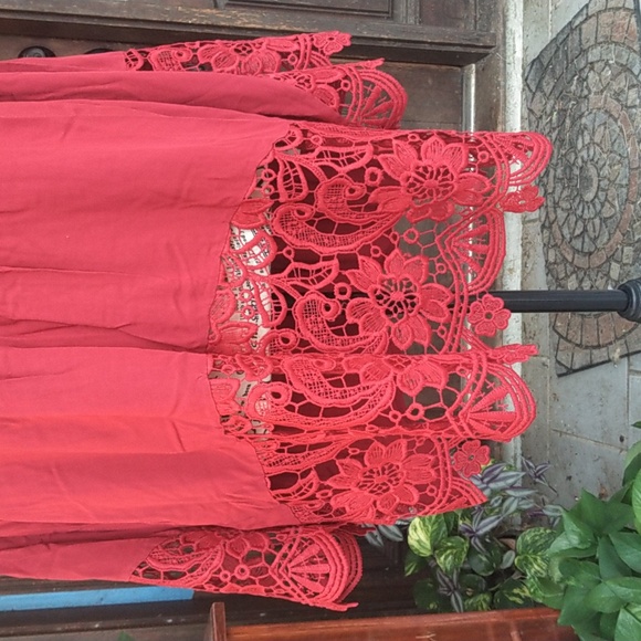 NWOT Meanor lace applique tunic top w/ bell sleeves. Size large. Pink/burgundy. - Picture 5 of 6